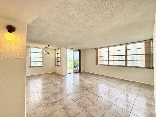 Foto del edificio - 1351 NE Miami Gardens Dr