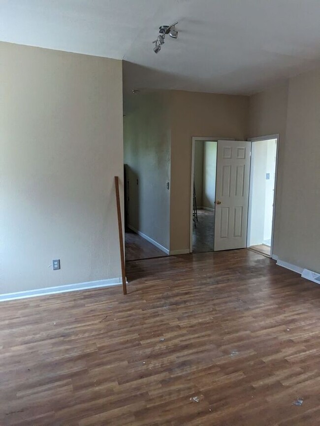 Building Photo - Wonderful 2 Bed 1 Bath Second Level Unit F...