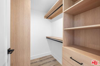 Foto del edificio - 14523 1/2 Weddington Street, Los Angeles, CA 91411 - 4 BR 5 BA house