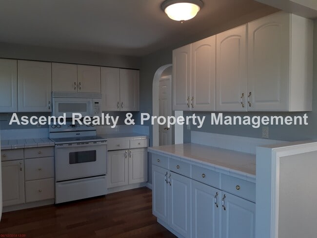Building Photo - Available NOW & Price Drop! 4 Bed, Fenced Yard, Quick Access to Schools, Outlet Mall, Troutdale S...