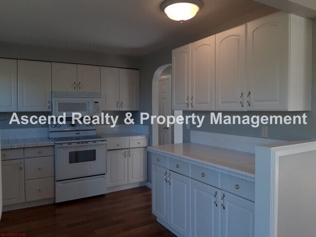 Foto del edificio - Available NOW & Price Drop! 4 Bed, Fenced Yard, Quick Access to Schools, Outlet Mall, Troutdale S...