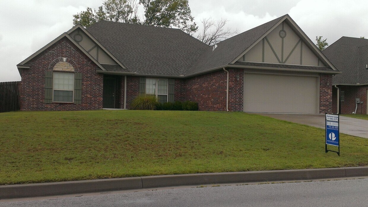 Primary Photo - Rare 4-Bed, 2-bath in Verdigris on cul-de-...