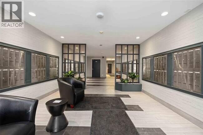 Building Photo - 10 Derby Ln