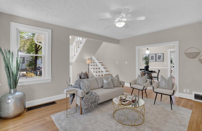 Foto del edificio - Pre-Leasing for the 26-27 School Year! - C...