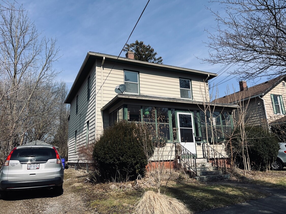 624 W Highland Ave Unit 2, Ravenna, OH 44266 Apartments in Ravenna