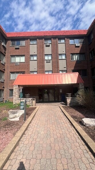Foto del edificio - 2021 S Wolf Rd