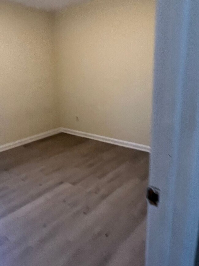Building Photo - Two bedroom, 1 bath Apartment in Burlingto...