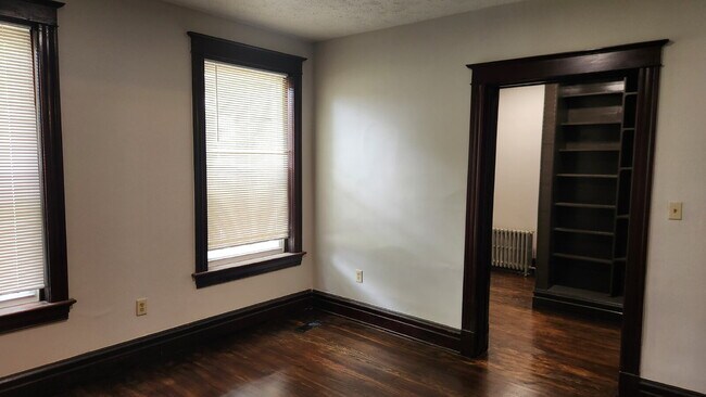 Building Photo - "Spacious 5-Bedroom Gem with 2 Full Baths in St. Louis – Your Ideal Family Home Awaits!"
