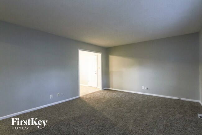 Building Photo - 5826 Sylvan Dr