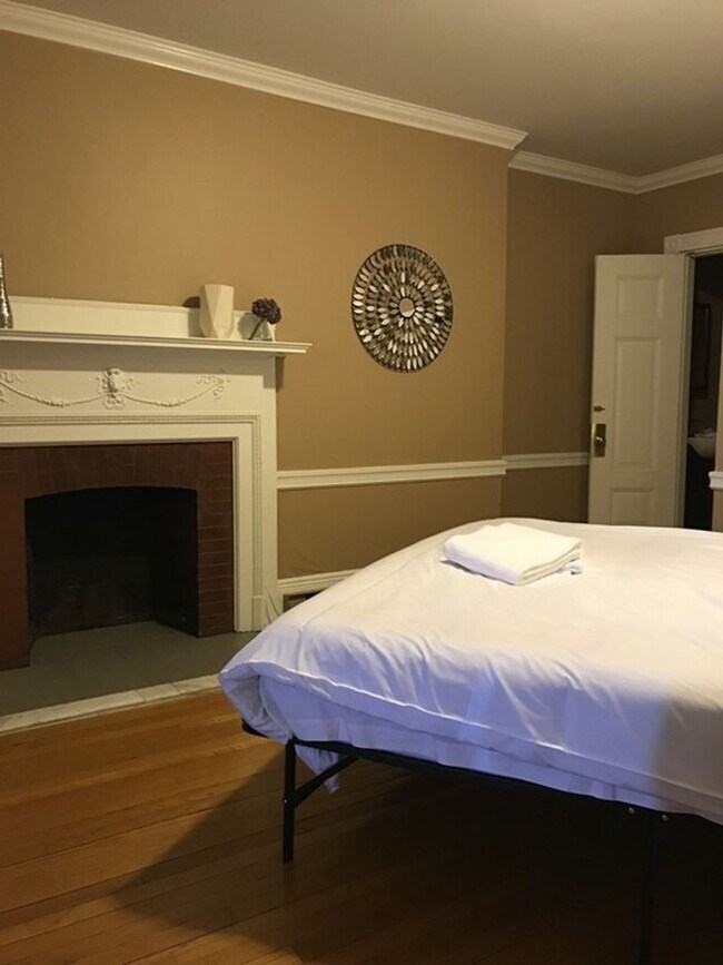 Foto del edificio - Modern Kenmore Brownstone