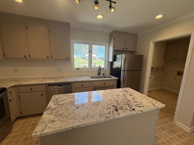 Foto del edificio - Spacious ranch, fenced yard, 2 car garage, large basement, near Wake Tech