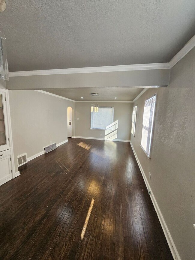 Building Photo - 2 Bedroom 1.5 Bath plus 2 dens - Newly ren...