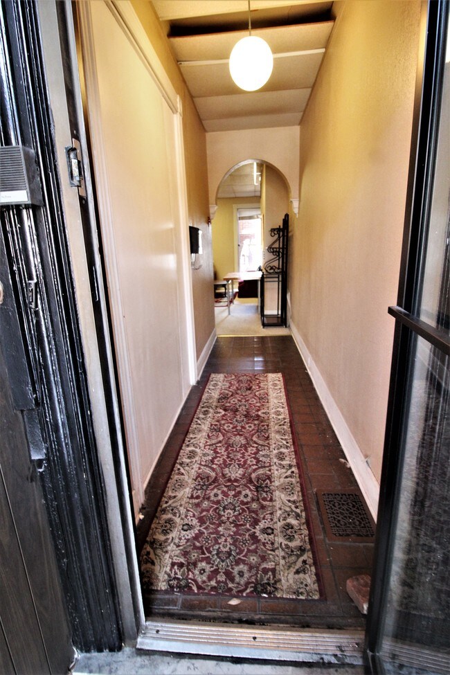 Foto del edificio - 2633 N Charles St