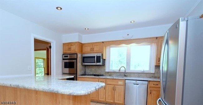Foto del edificio - 263 White Oak Ridge Rd