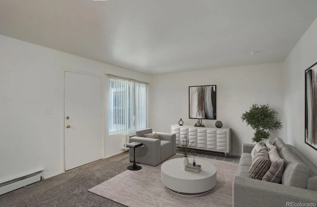 Foto del edificio - Spacious & Remodeled 3-Bedroom Corner Unit...
