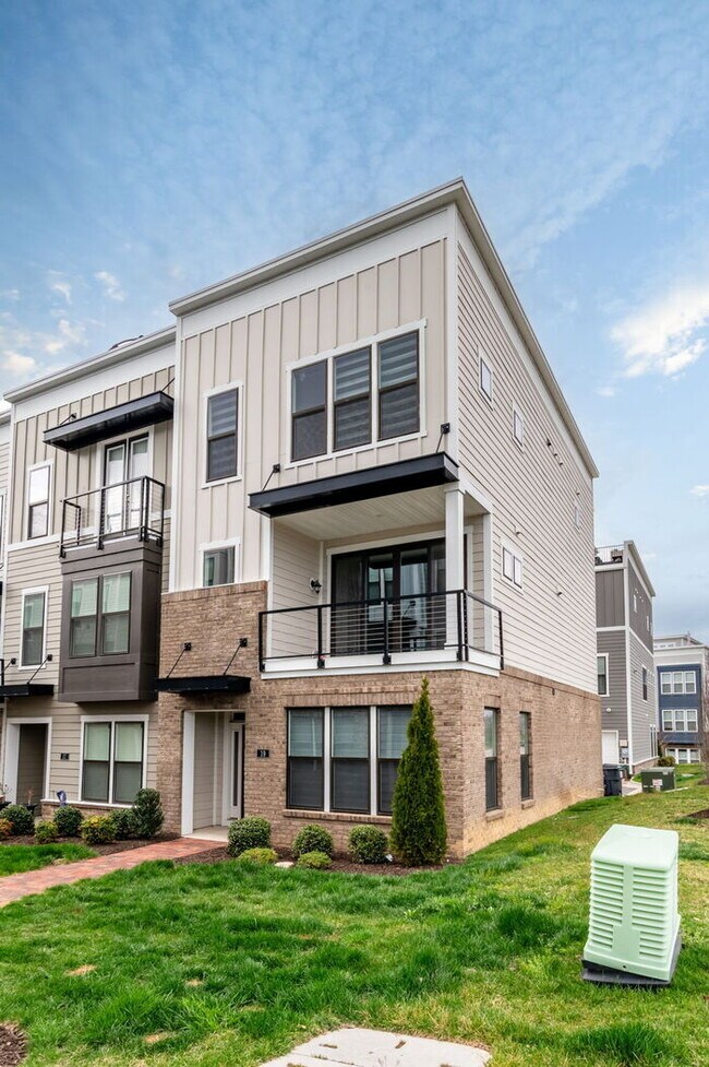 Building Photo - Modern End-Unit Townhome in Rocketts Landing – Prime Richmond Location