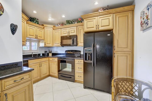 Building Photo - 820 S Hollybrook Dr