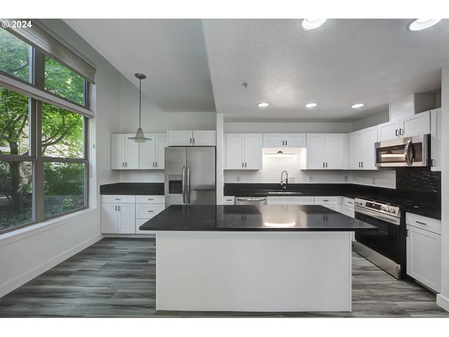 Building Photo - 6267 NE Carillion Dr