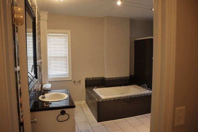 main bathroom with jacuzzi tub - 1203 Fair Ave