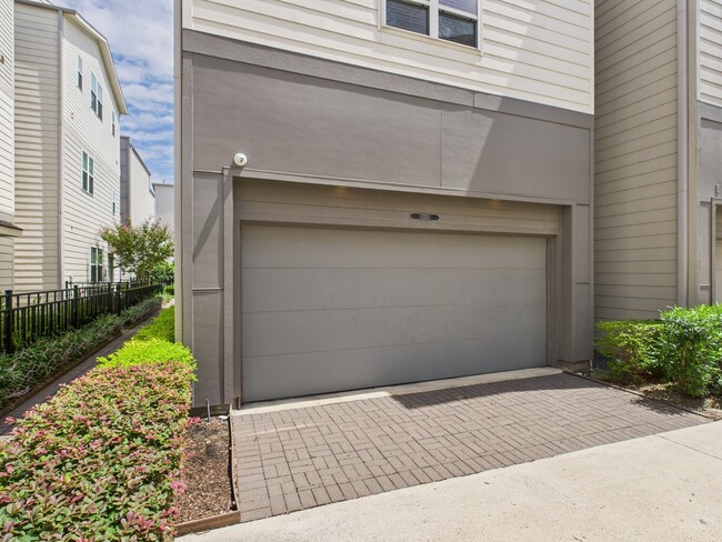 Building Photo - 2761 Clinton Dr