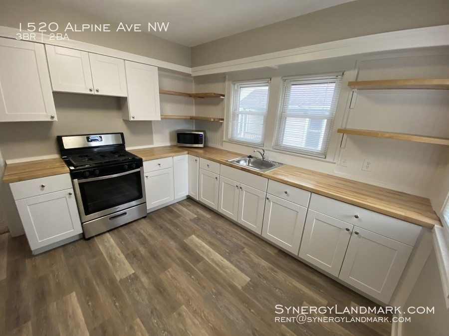 Primary Photo - 1520 Alpine Ave NW