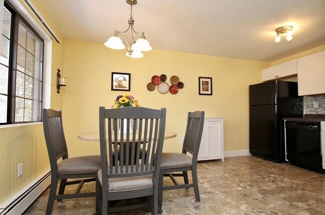 Building Photo - 2200 Skyline Dr