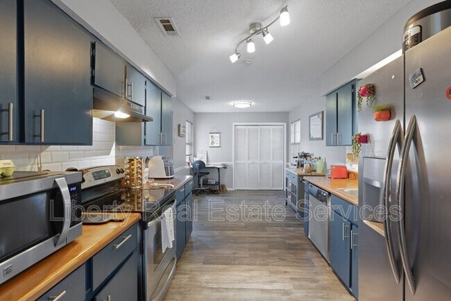 Foto del edificio - 827 Lost Grove Ln
