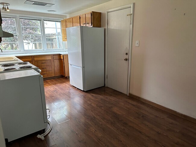 Building Photo - 3 Bedroom / 1 3/4 Bathroom Home Near Downtown
