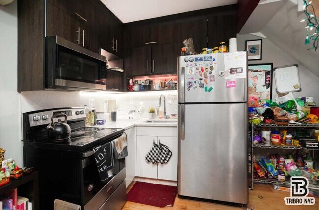 Foto del edificio - 3 bedroom in BROOKLYN NY 11233