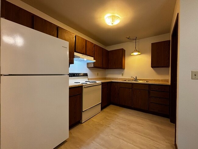 Kitchen - 684 Dutchman Dr