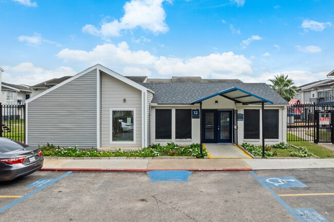 Building Photo - Spring Rose