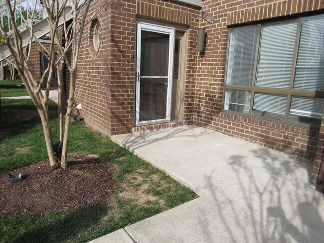 Building Photo - 3153 Hawthorne Dr NE