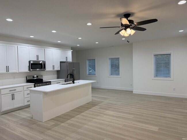 Foto del edificio - 371 W Country Club Dr
