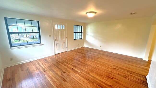 Building Photo - MIDTOWN 3/2 w/ Beautiful Wood Floors, Newer Paint, Inside Utility Area, & More! $1695/month Avail...