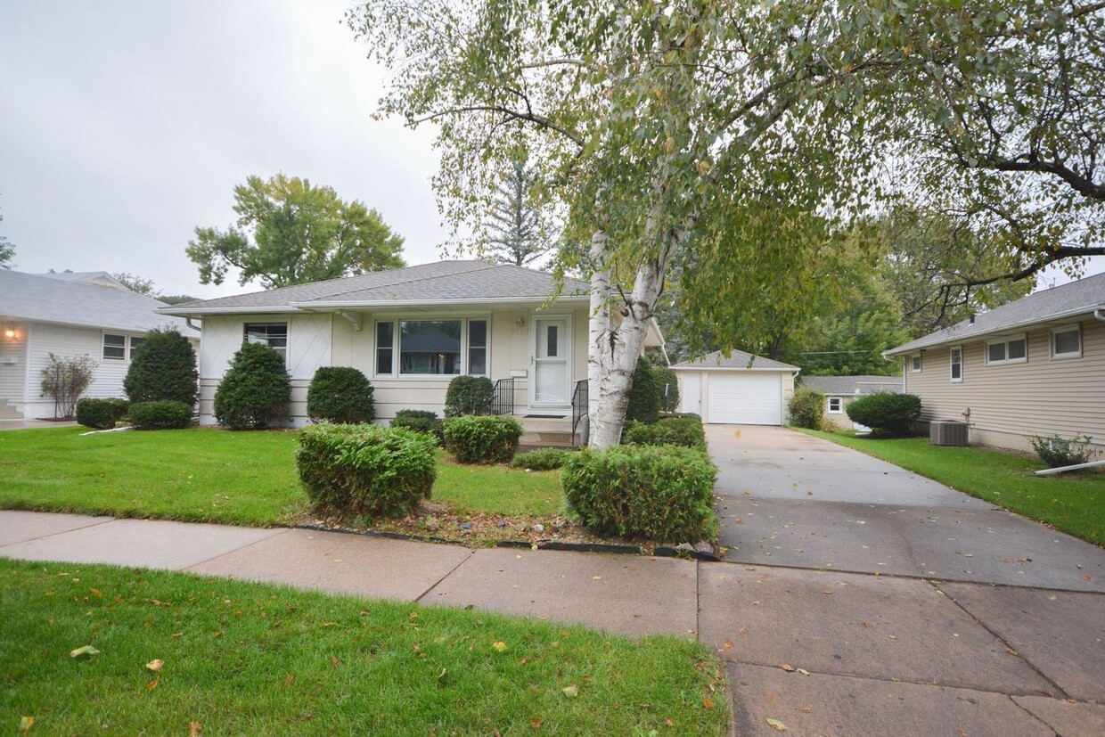 Primary Photo - Great ranch style home near John Marshall ...