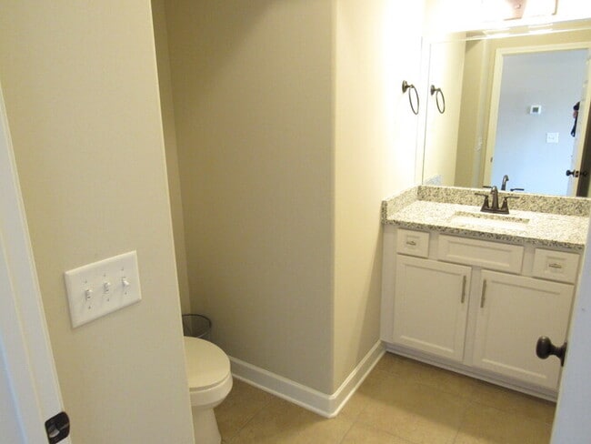 Building Photo - Old Hickory townhome, like new!