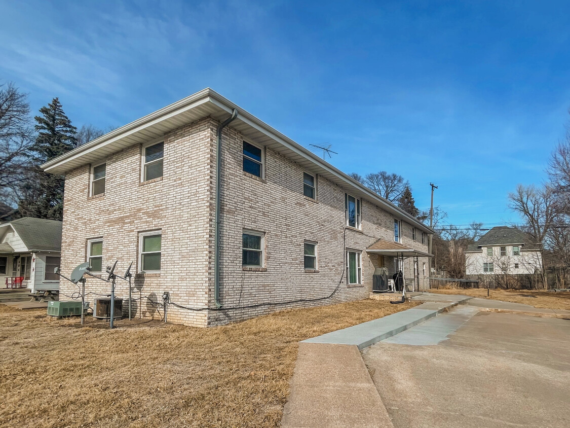 Building Photo - 402 W Eldora Ave