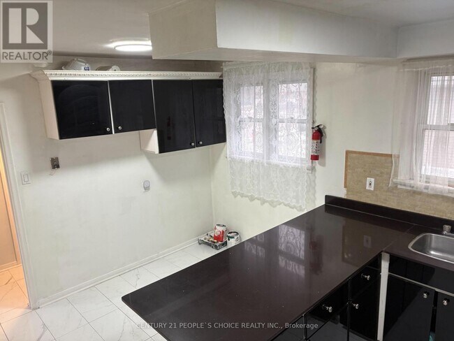 Building Photo - 33 Ashwood Crescent