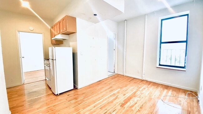Building Photo - 328 W 44TH ST