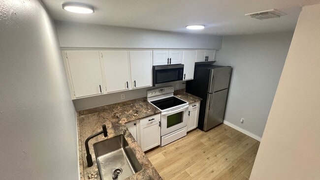 Foto del edificio - 2/2 Quiet and Cozy Palm Bay Unit Coming SOON!