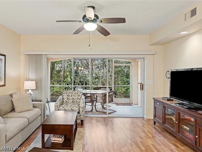 Foto del edificio - 1096 Woodshire Ln