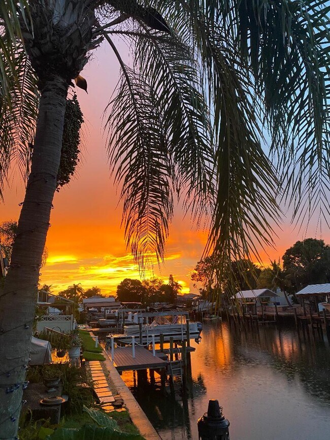 Foto del edificio - 8733 Bay Pointe Dr