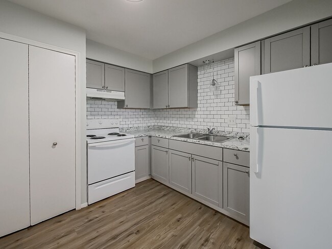 Building Photo - 211 Smt Rdg Dr