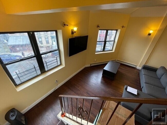 Foto del edificio - NEWLY RENOVATED LARGE  DUPLEX  3 BEDROOMS ...