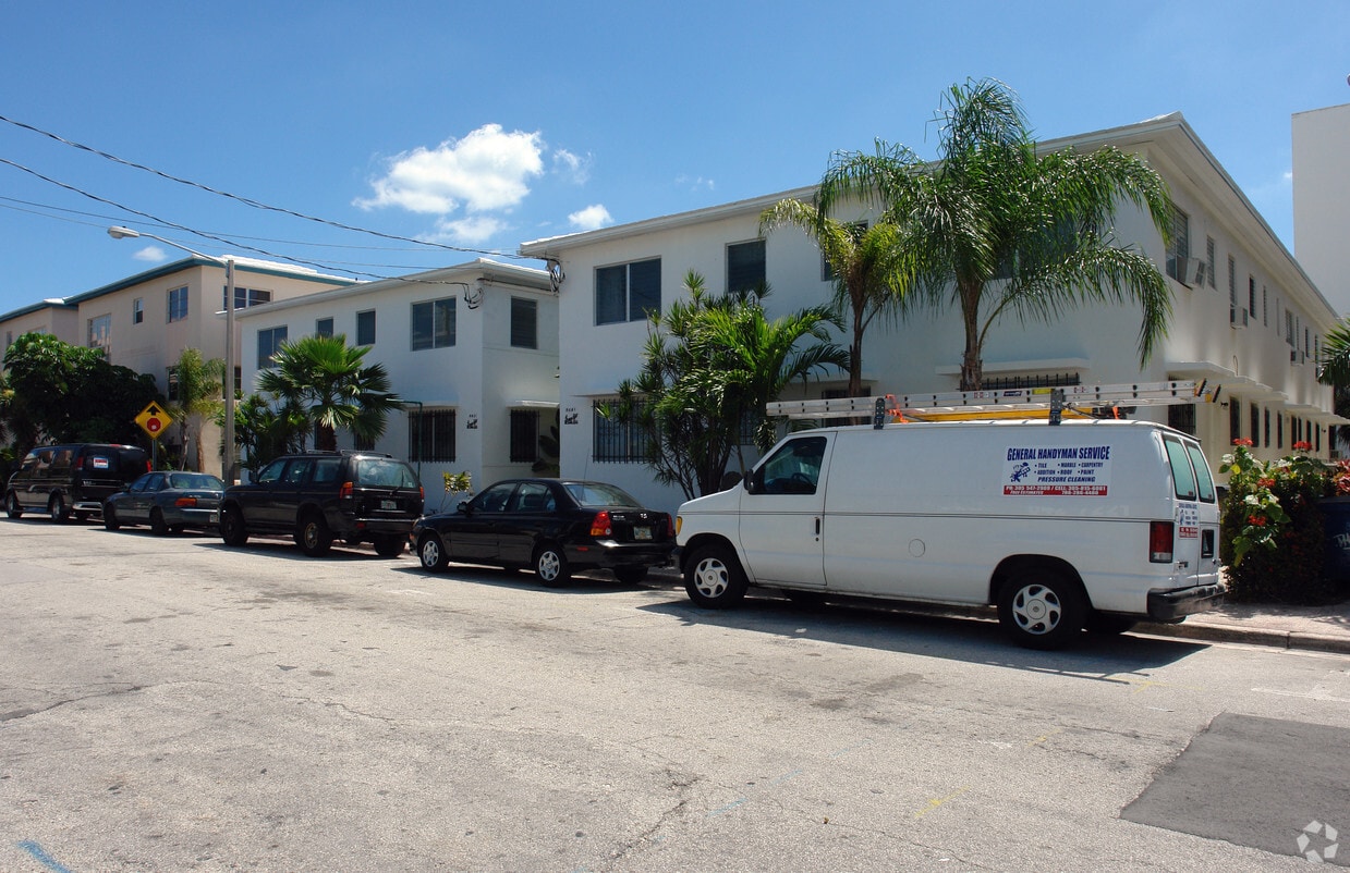 Foto del edificio - 8021-8031 Abbott Ave