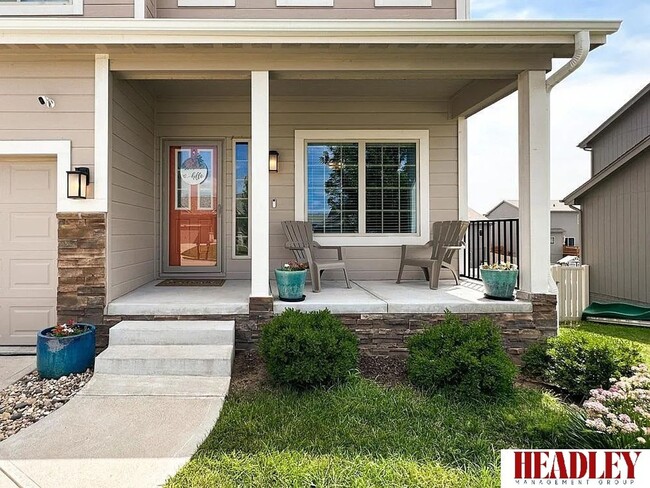 Building Photo - Bellevue 2-story with upgrades inside and ...