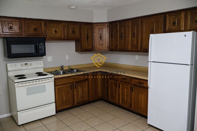 Foto del edificio - 3-Bedroom Home Near Indianapolis Motor Speedway with Attached Garage, Available NOW!
