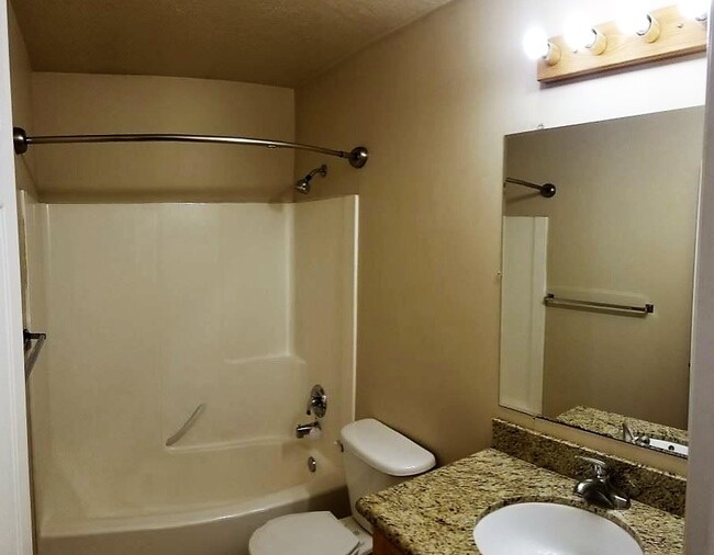 Building Photo - SUPER CUTE 2 Bed 1 bath BRENTWOOD CONDO in...