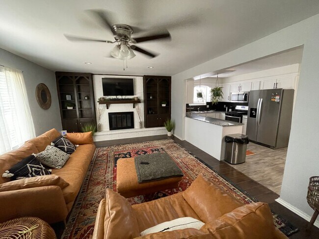 Foto del edificio - Beautifully updated, 3 bed 2 bath 2 car, located on a quiet street close to all things OKC!