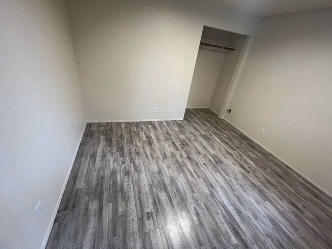 Building Photo - Large bedroom for rent! Private bathroom